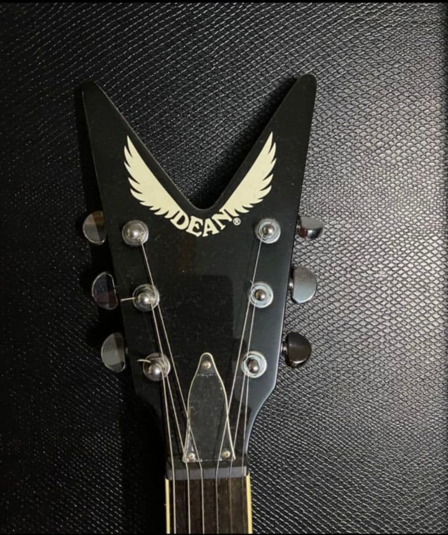 Dean V 35 35th Cherry Vシェイプ ケース付きエレキギター