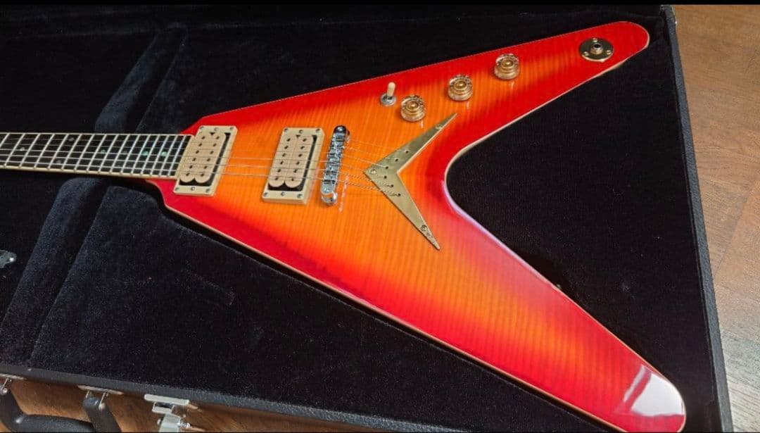 Dean V 35 35th Cherry Vシェイプ ケース付きエレキギター
