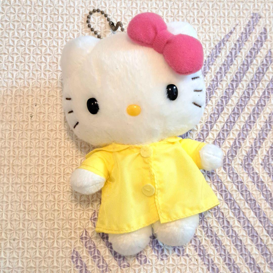 ハローキティ マスコット キーチェーン付き　ぬいぐるみ　カッパ　雨の日 サンリオ