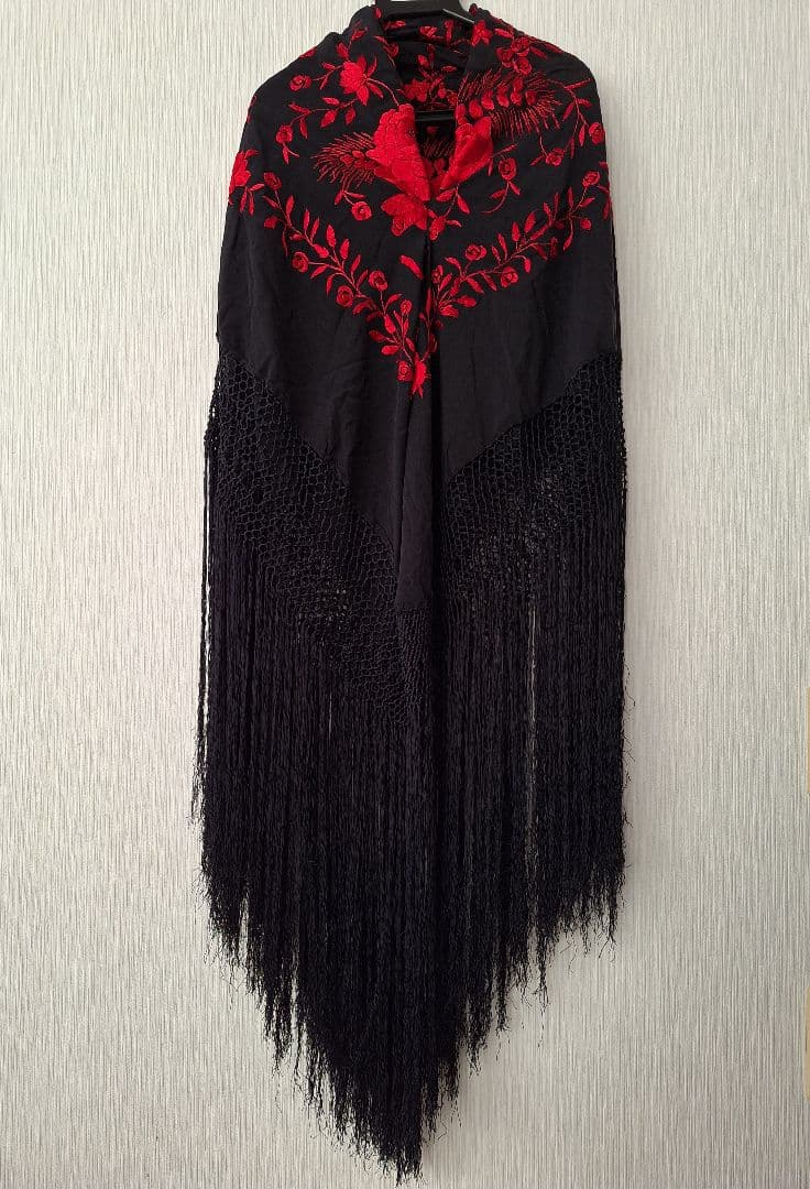 フラメンコ衣装　大判マントン　黒地赤花柄