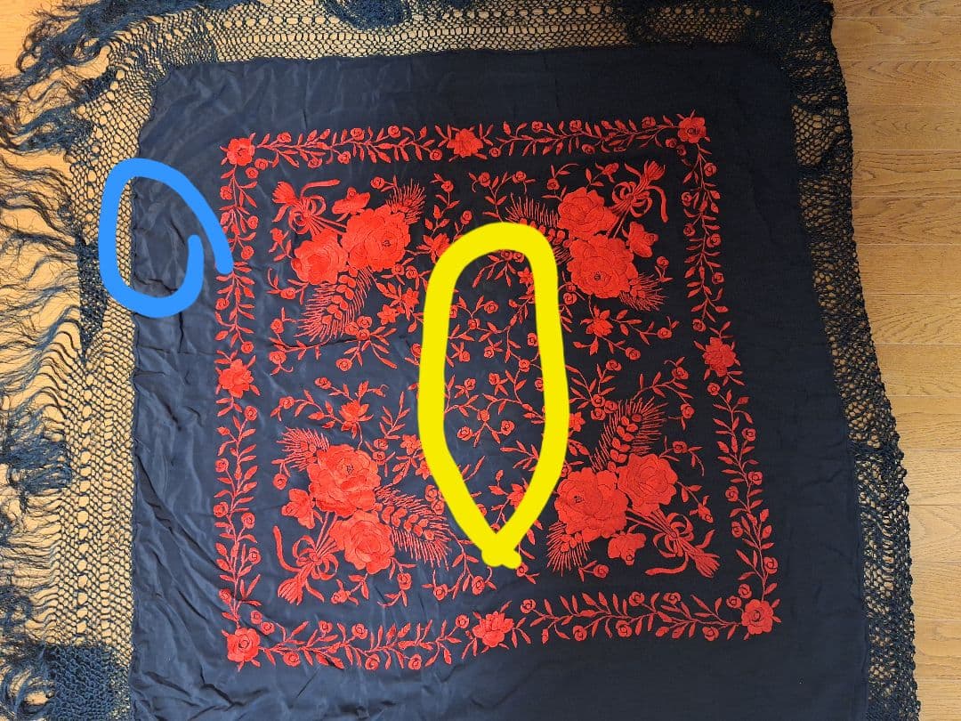 フラメンコ衣装　大判マントン　黒地赤花柄