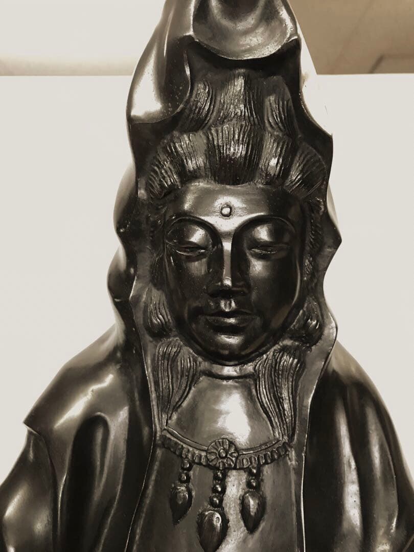 銅器:岩上白衣観世音菩薩座像