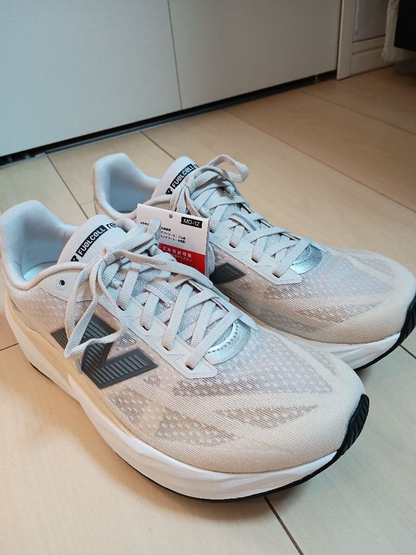 新品未ニューバランスFuelCellRebelv5 26cmワイズDグレー