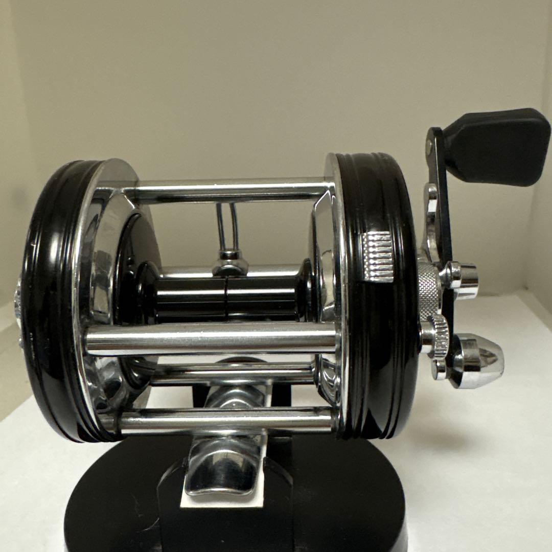 Ambassadeur 6000cベイトリール 黒と銀