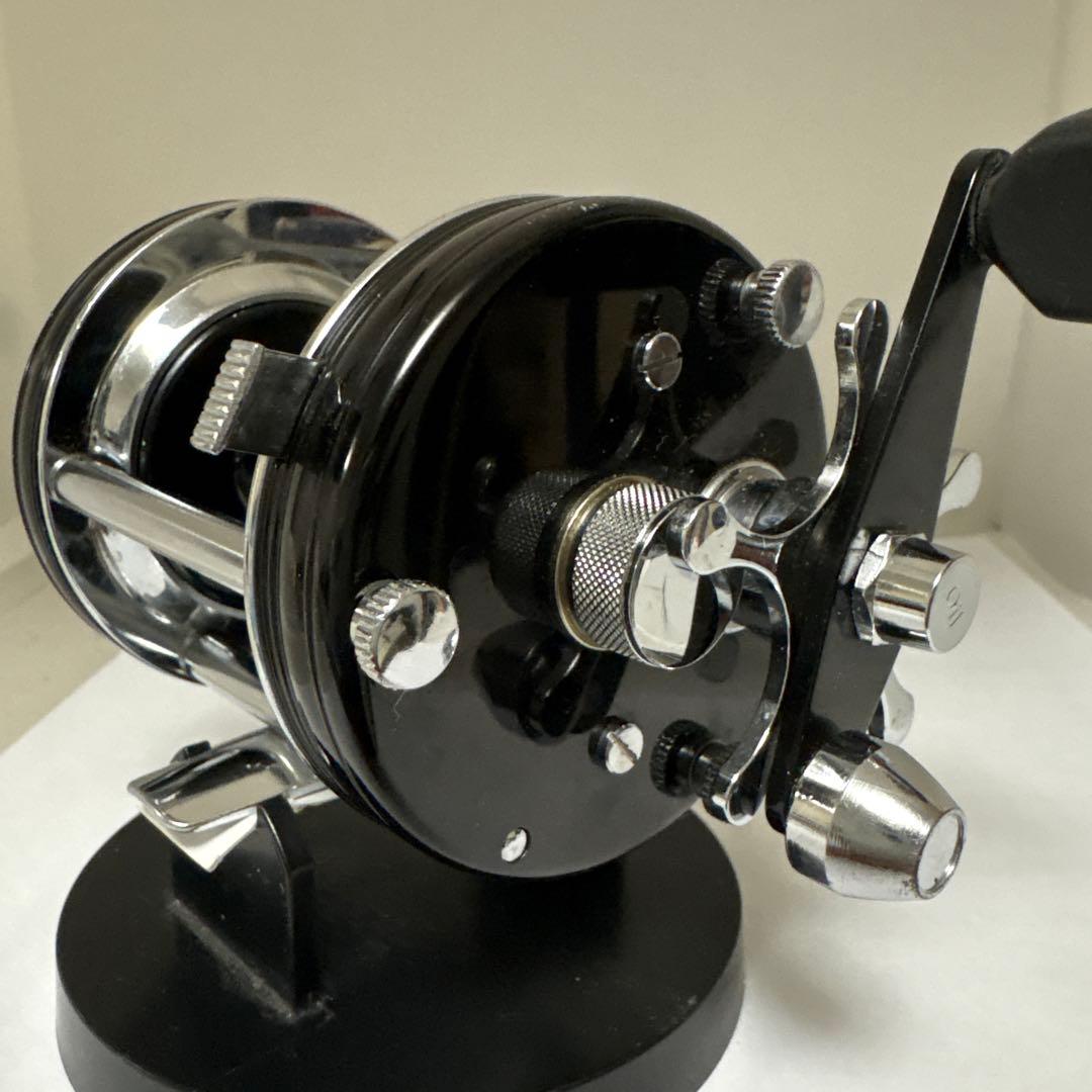 Ambassadeur 6000cベイトリール 黒と銀