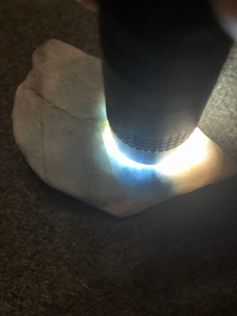 上質入りコン沢原石　糸魚川翡翠　ひすい　糸魚川ヒスイ　国産鉱物　水石　根付　勾玉