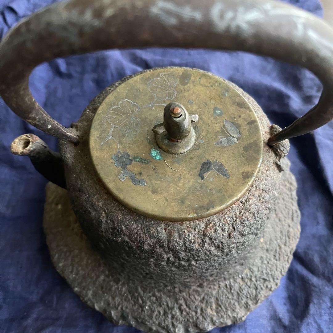 時代物 鉄瓶 葡萄文 銀色象嵌 古道具 茶道具 観賞用