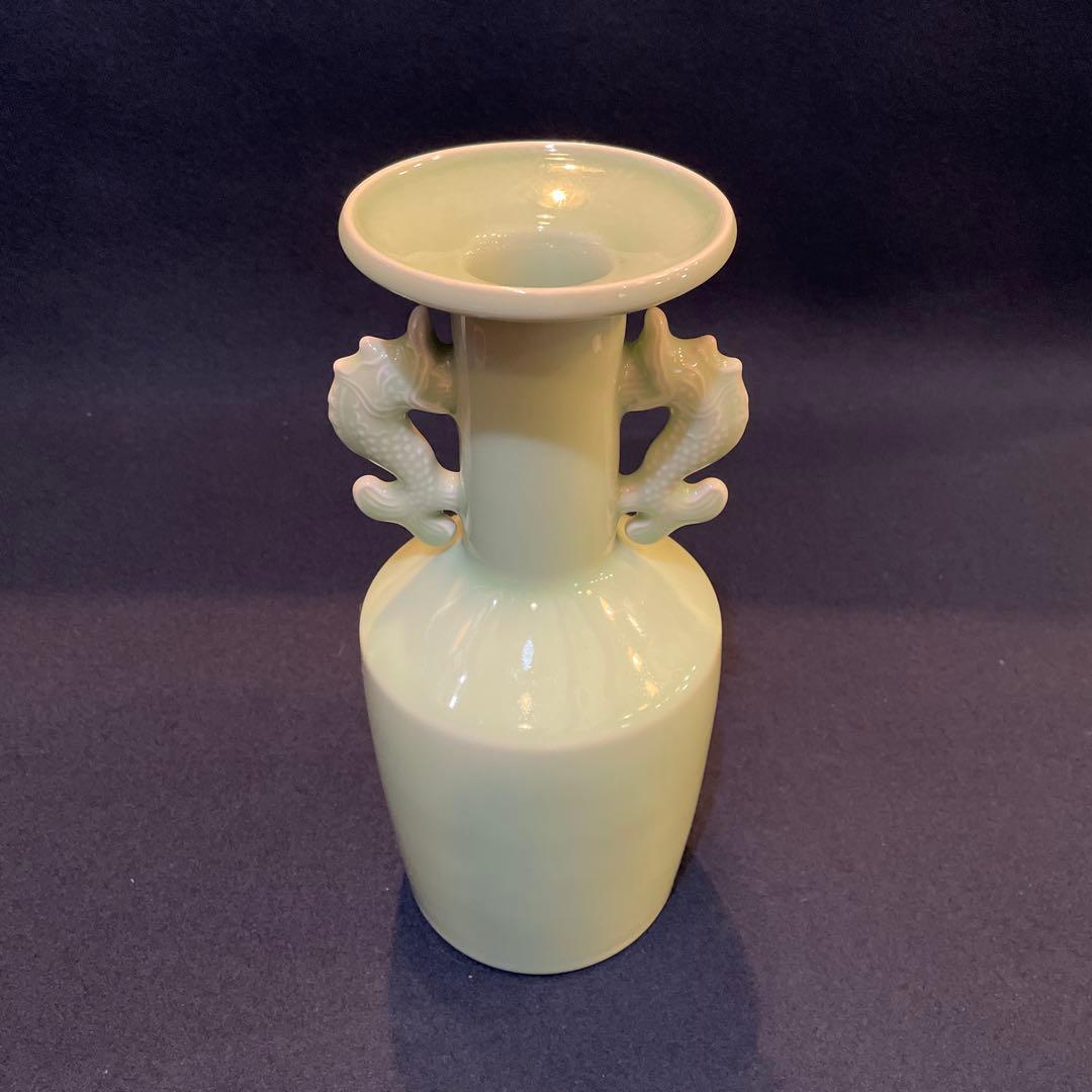 「平戸焼」青磁 【横石 嘉助】(作)の『鯱耳(シャチミミ)花瓶』共箱※美品　花入