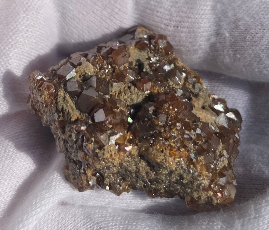 奈良県 川迫鉱山　レインボーガーネット 群晶 約33g