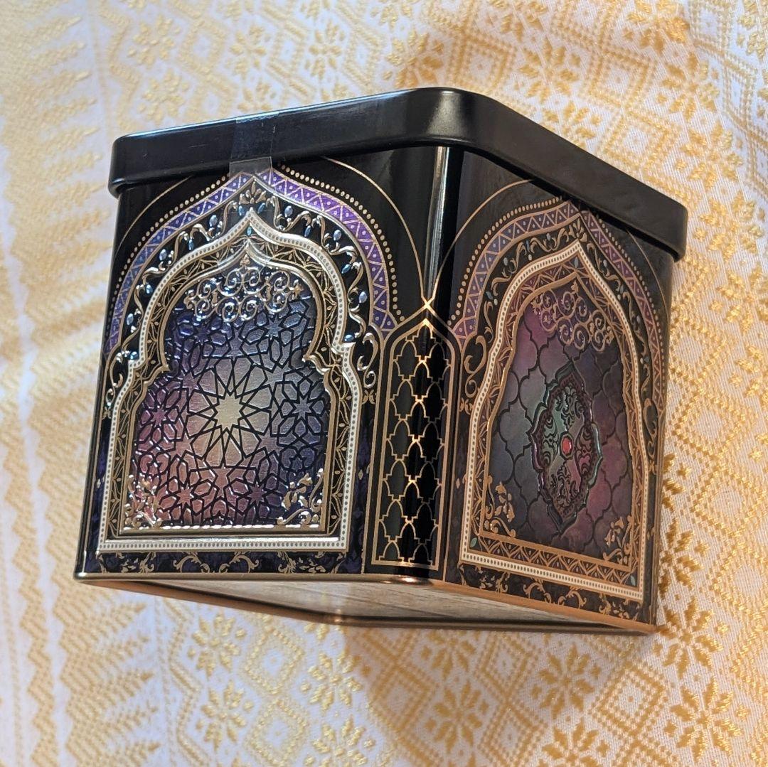 ジャミーラ　ナビール(高貴)＆ダウイ(灯)　青山デカーボ　クリスマスエンブレム缶