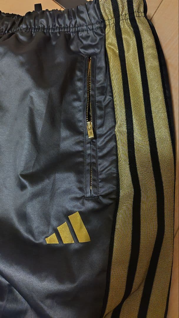 adidasウインドスーツセットアップ上下、光沢、ツヤL　 黒金