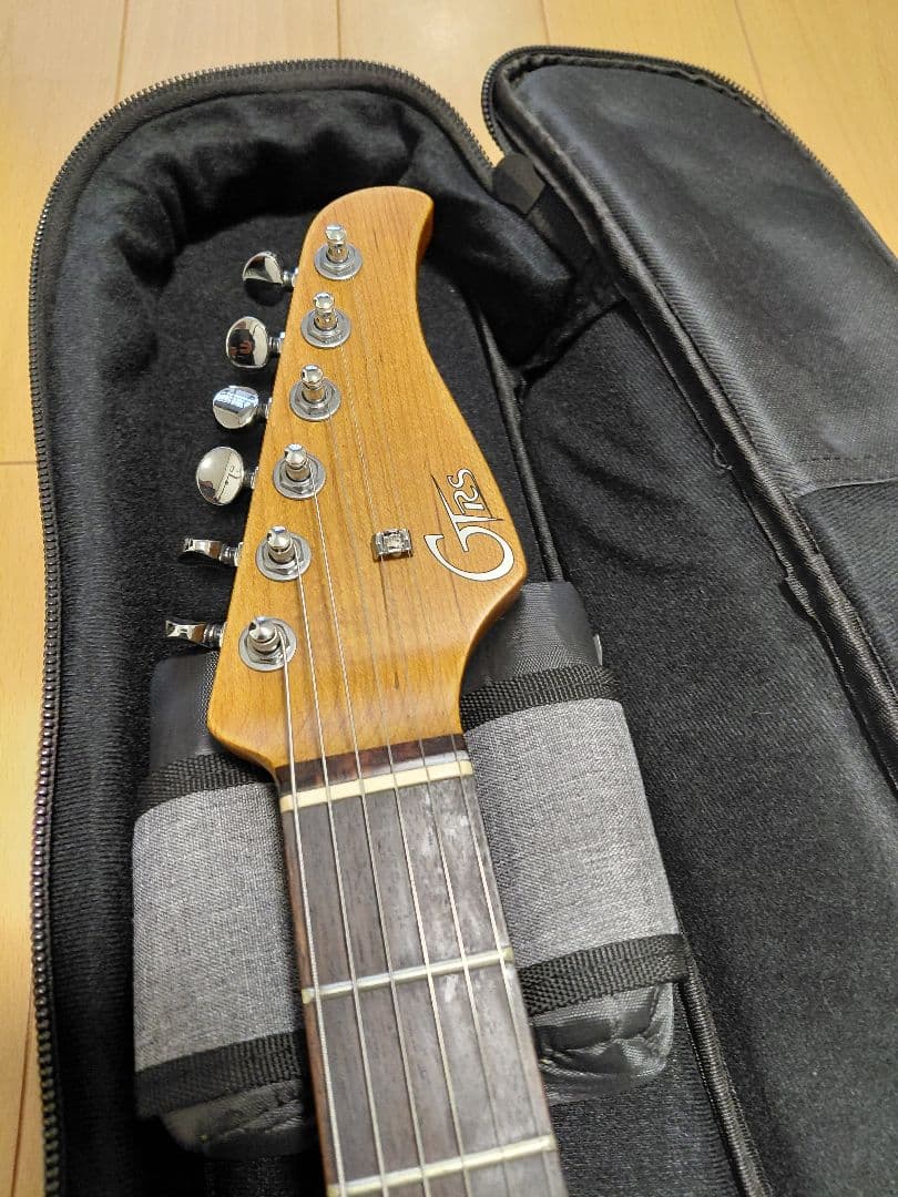 ヘッドホン付き　Mooer GTRS S800 アイボリーホワイト