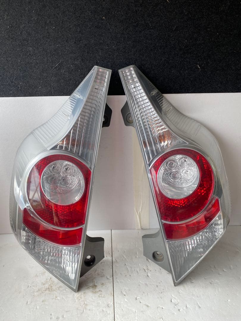 トヨタ アクア（NHP10系）純正テールランプ左右セットです