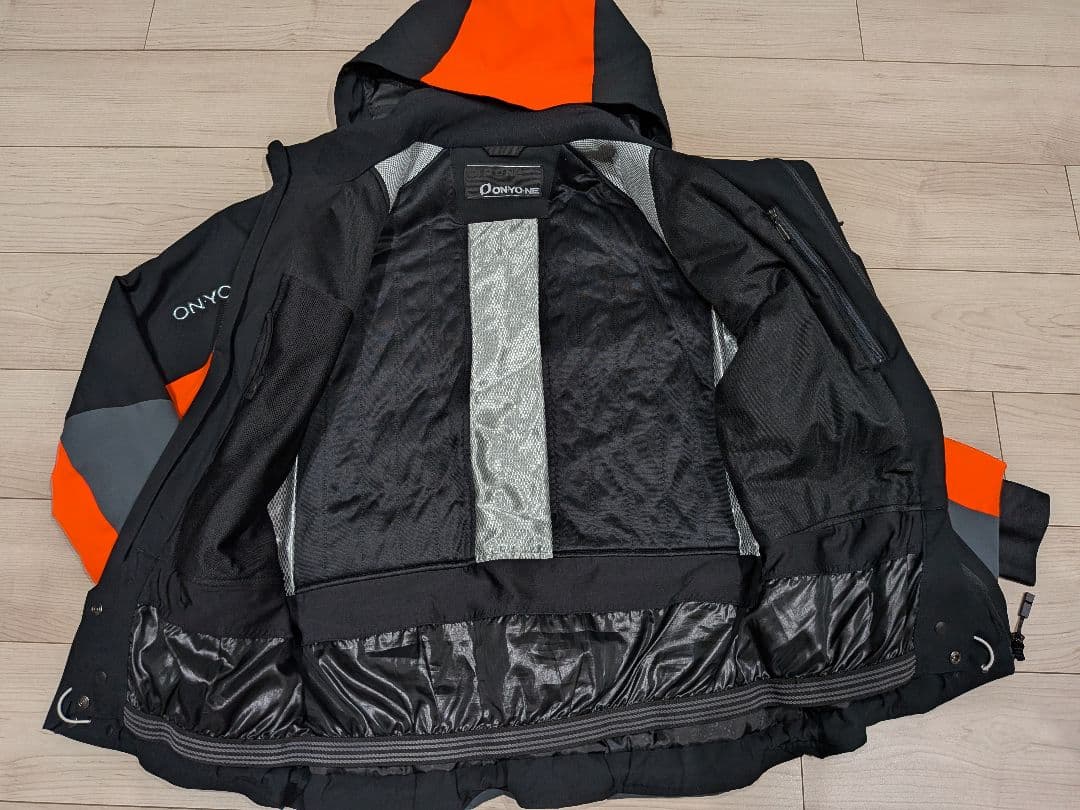 美品 ONYONE オンヨネ デモモデルスキーウェア上下 Lサイズ