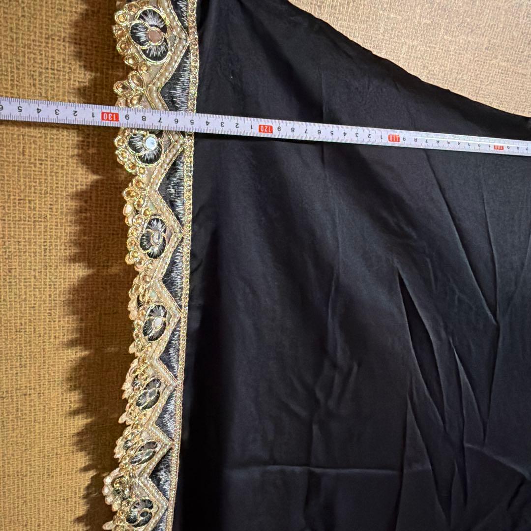 黒の金色刺繍カフタン