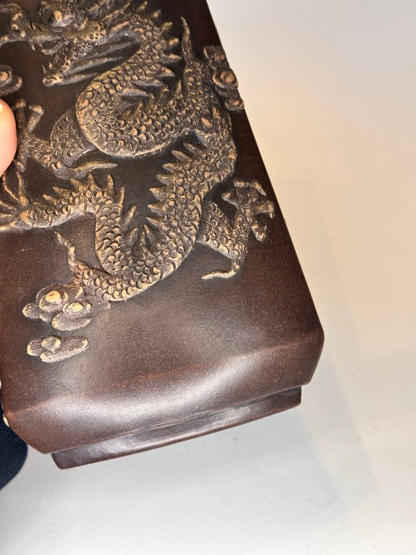 中国 清朝 大清乾隆年製 三角形 紫砂 龍文筆筒 瓶 骨董品 コレクション