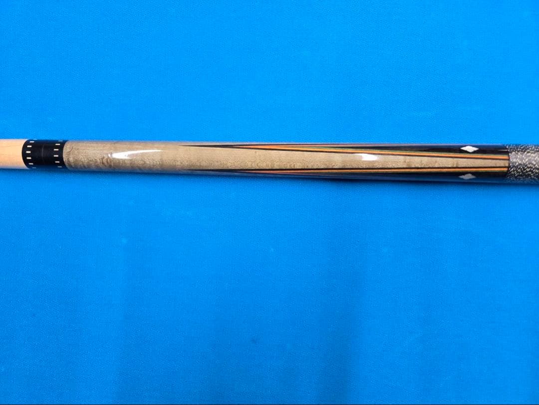 装飾的な木製ビリヤードキュー