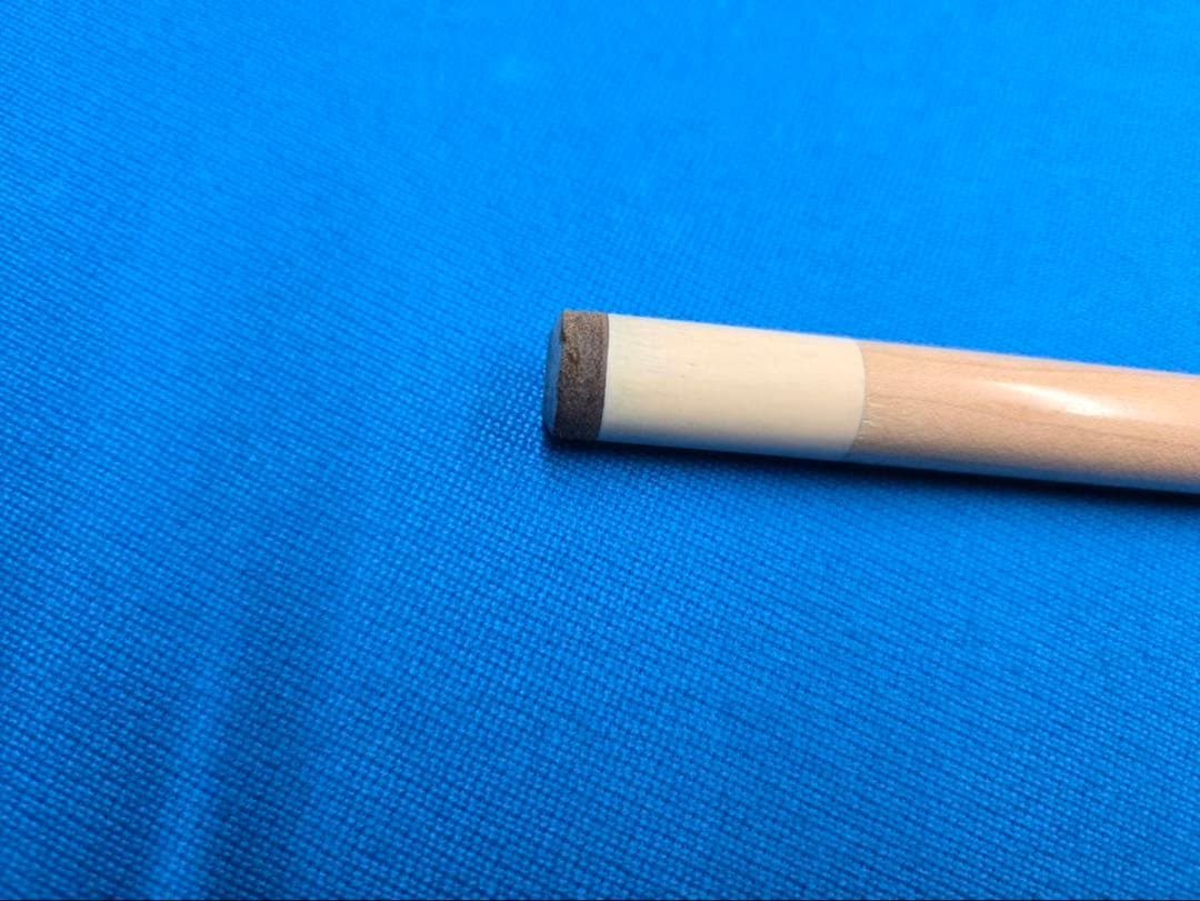 装飾的な木製ビリヤードキュー