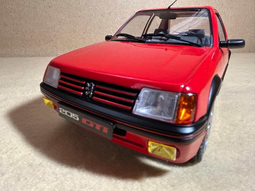 【希少】1/18 プジョー 205（小さな訳あり）