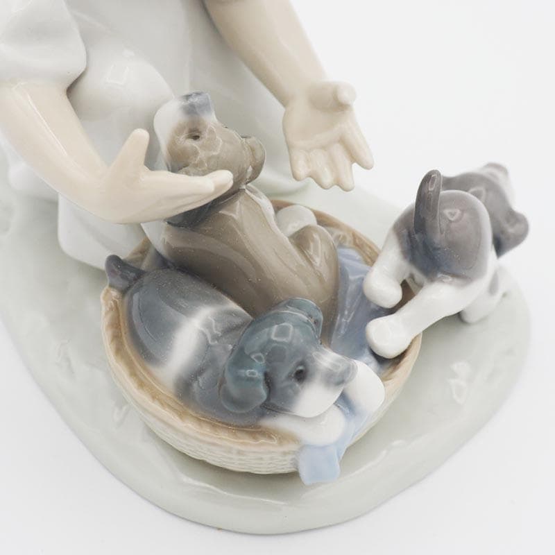 リヤドロ 5595 こっそりお外へ 仔犬 スペイン 少女 フィギュリン 【絶版】