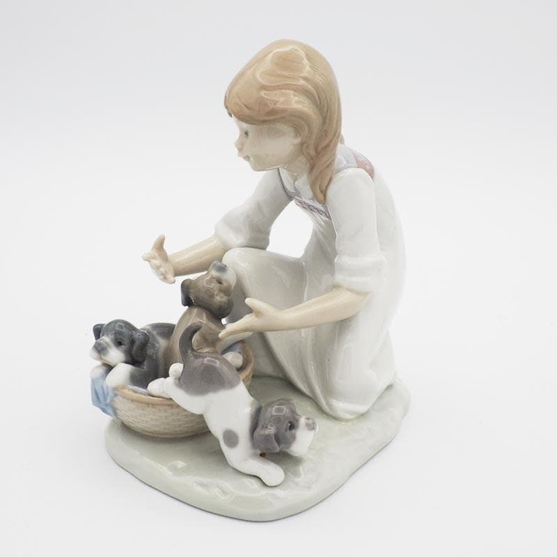 リヤドロ 5595 こっそりお外へ 仔犬 スペイン 少女 フィギュリン 【絶版】