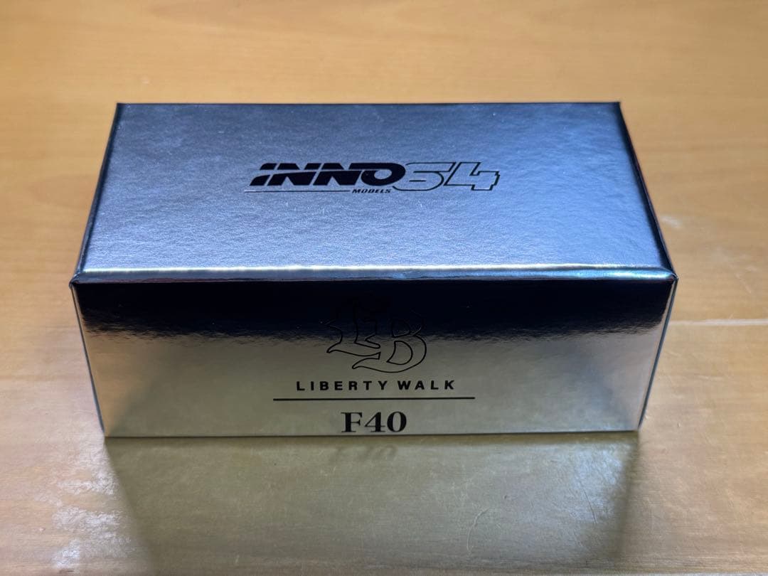 イノモデル INNO 1/64 LBWK F40 白・クロームシルバー