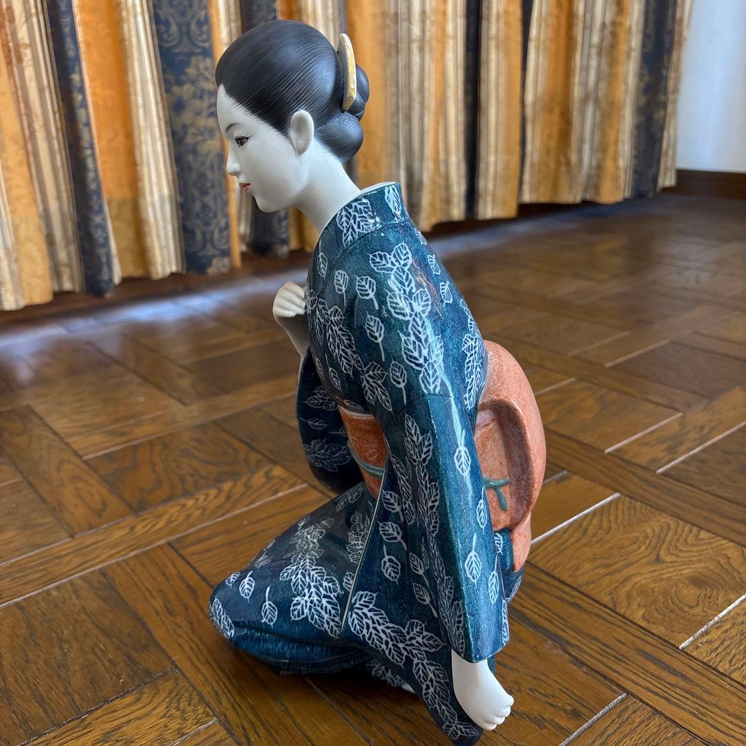 青色と白色の葉模様の日本人形陶器置物