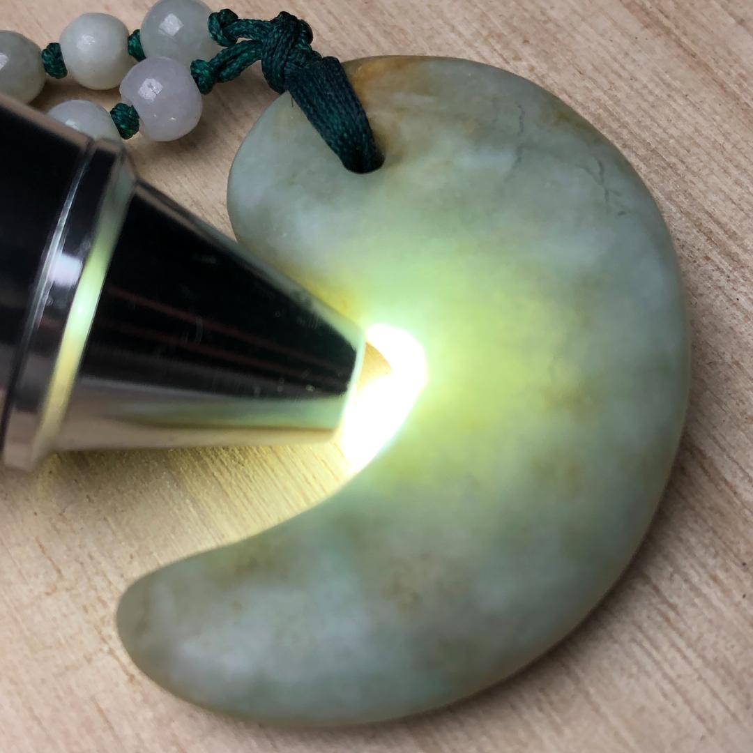 勾玉 翡翠　ヒスイ　糸魚川　翡翠　ペンダント　ケース付き