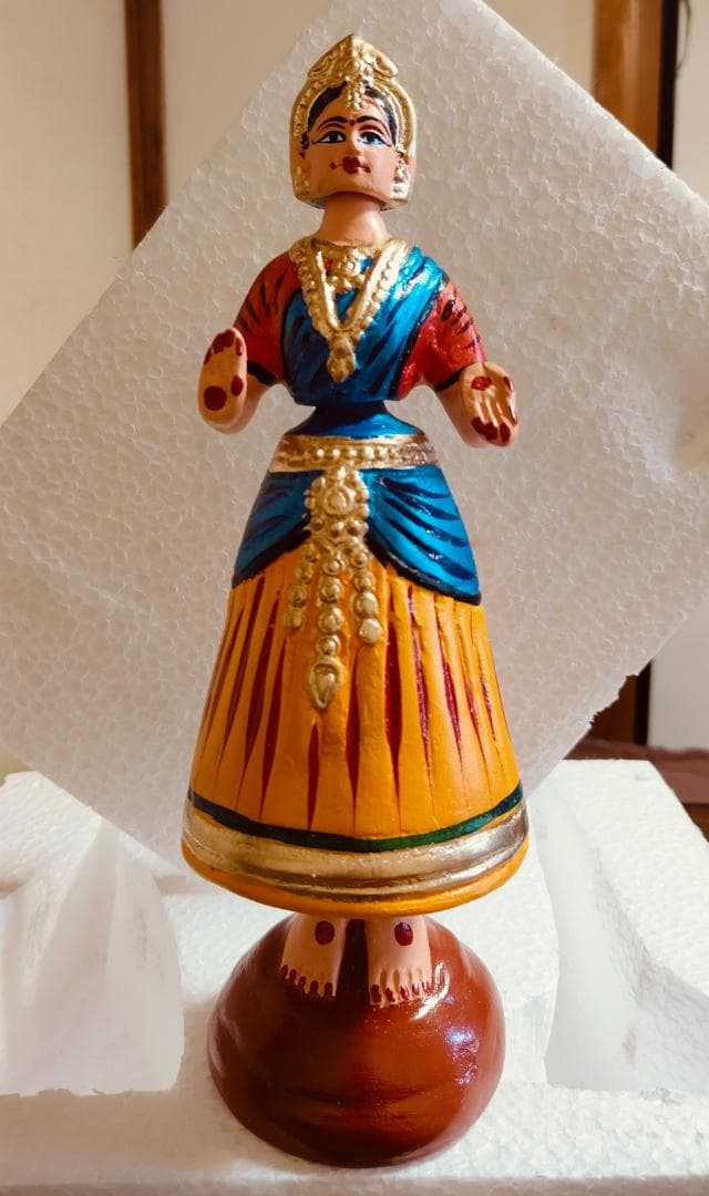 伝統的なインドの踊り人形 （高さ：約28cm）石膏/粘土、手描き仕上げ