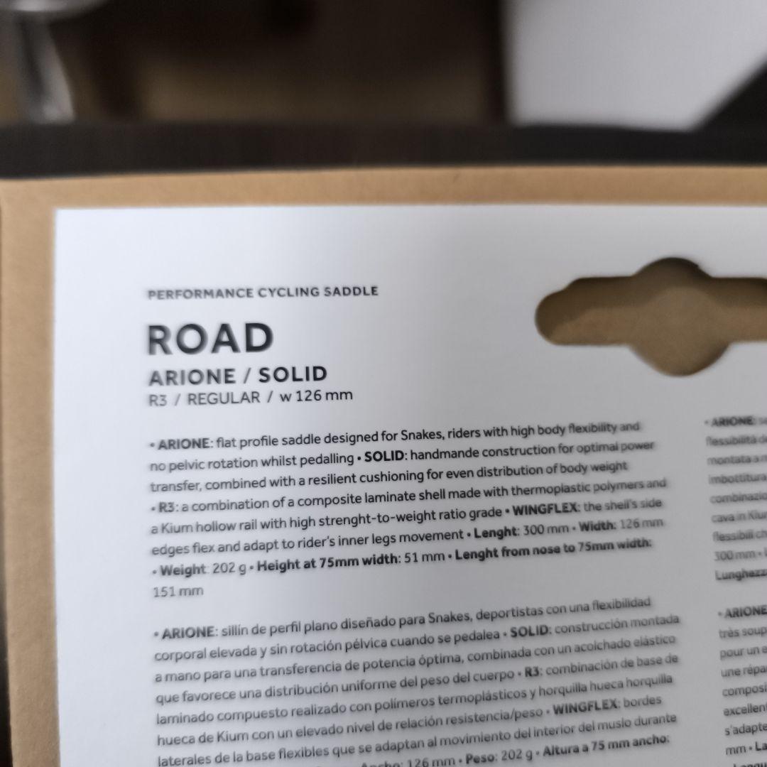 フィジーク アリオネ R3 regular ブラック サドル 元箱英文解説付き