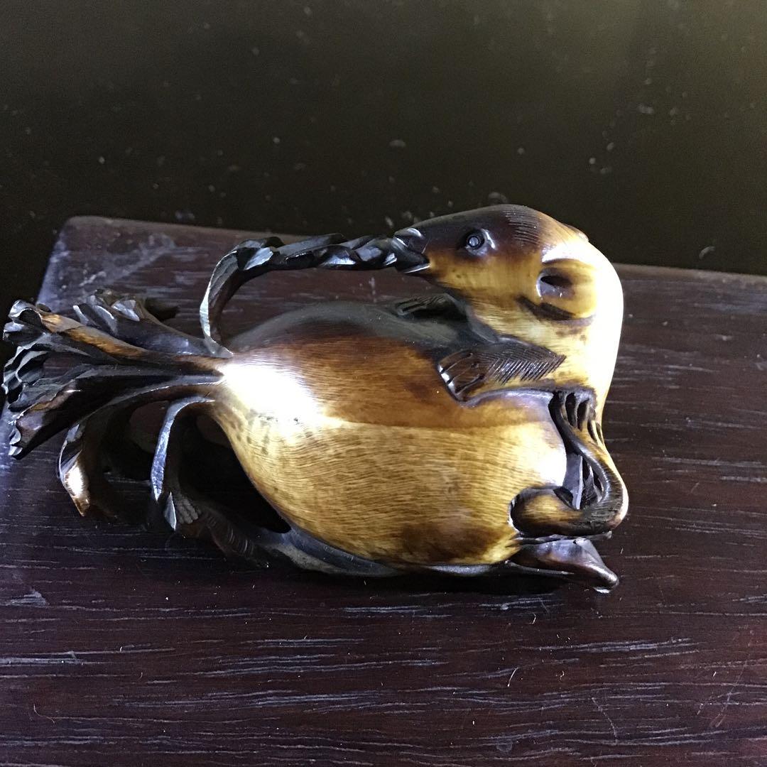 根付　大根をかじる鼠」　材質日本ホンシュウ鹿角　N14