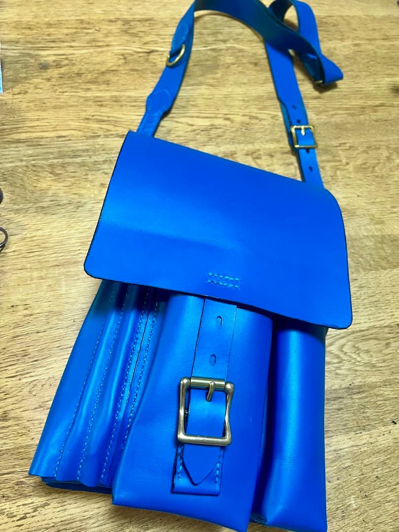 くわがた採集用レザーバッグ　青　掻き出し棒3本入ります　ライトポケット　他