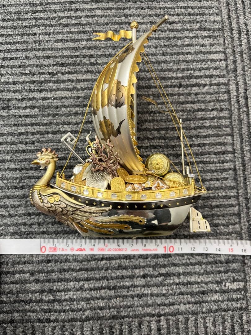 銀製　宝船　置物　ガラスケース付