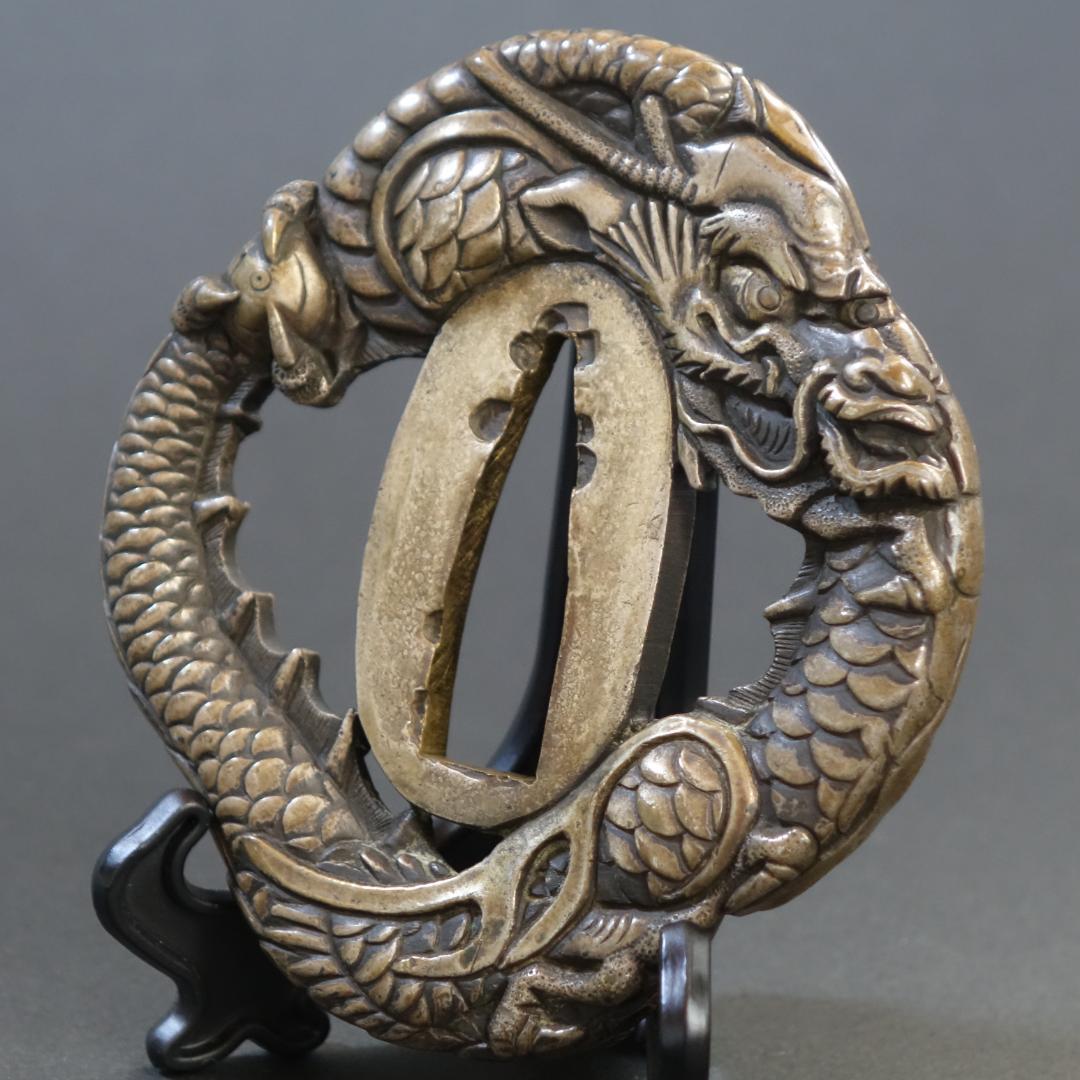 鍔 鐔 真鍮地 刀装具 武具 骨董【宝珠龍図透鍔】(鍔箱付き)