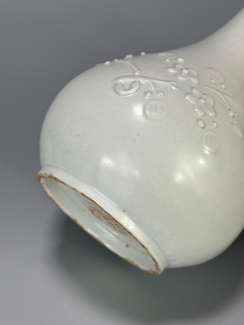 韓国美術　李朝時代　李朝　白磁　陽刻　竹　梅文　鶴首瓶　花器　花瓶　朝鮮古陶磁