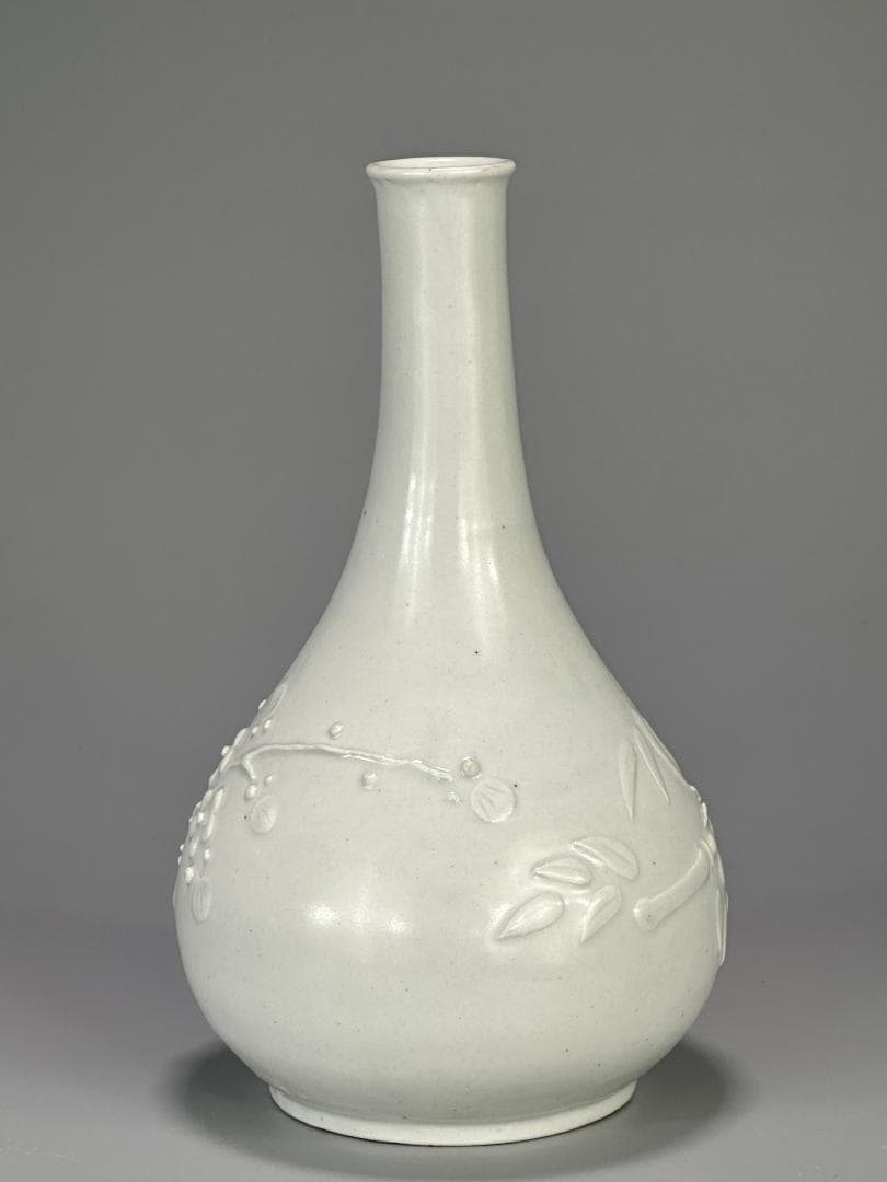 韓国美術　李朝時代　李朝　白磁　陽刻　竹　梅文　鶴首瓶　花器　花瓶　朝鮮古陶磁