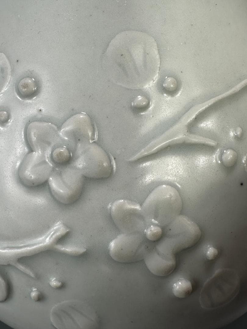 韓国美術　李朝時代　李朝　白磁　陽刻　竹　梅文　鶴首瓶　花器　花瓶　朝鮮古陶磁