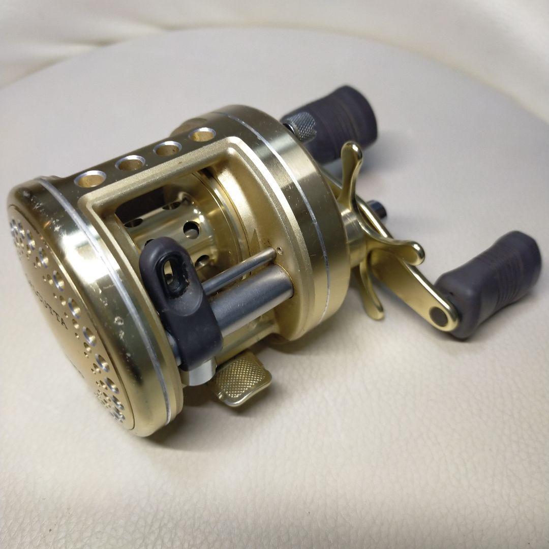 CALCUTTA 両軸リール ゴールド