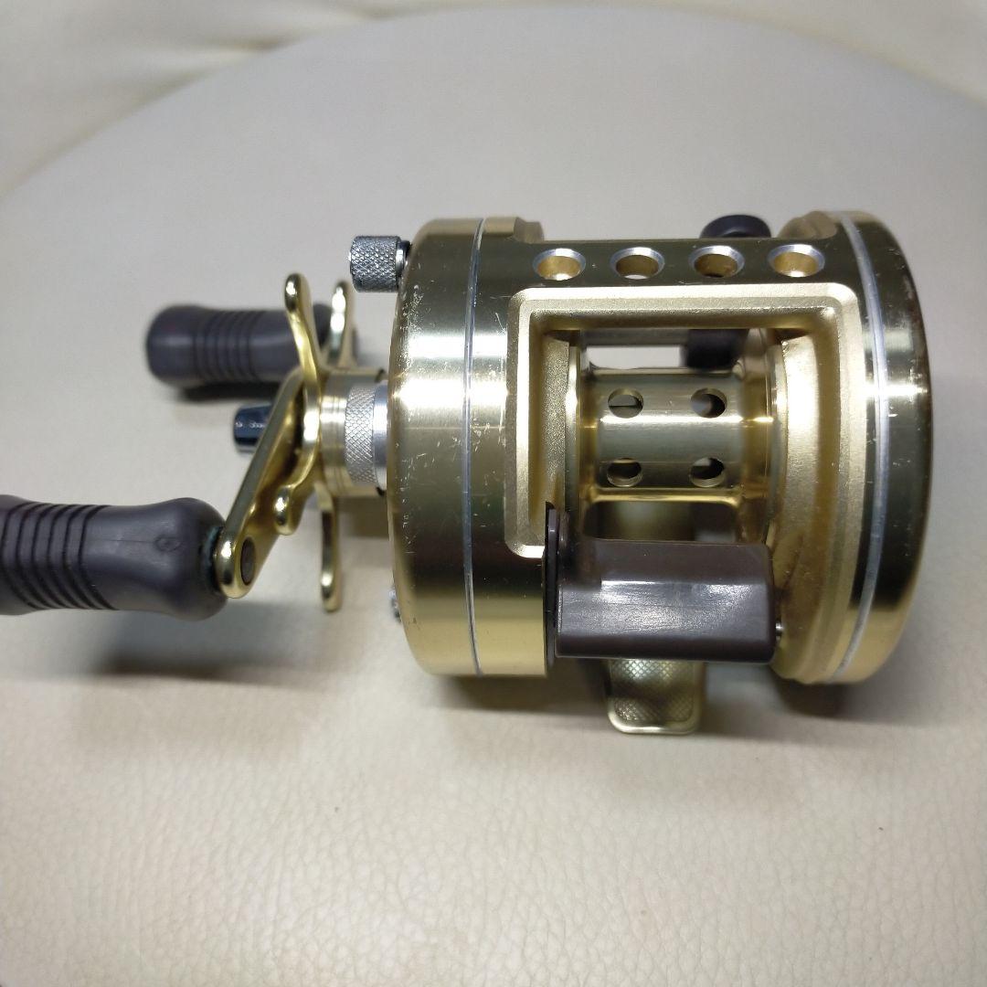 CALCUTTA 両軸リール ゴールド