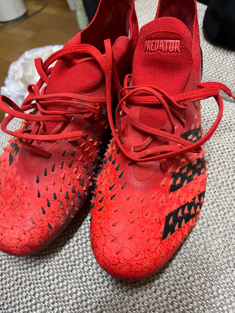 アディダス PREDATOR 赤 スポーツシューズ