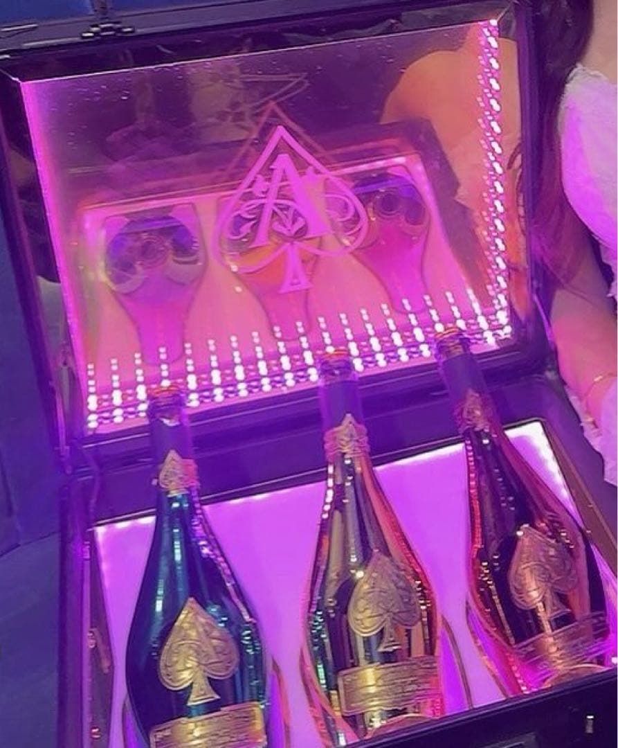 アルマンドアタッシュケース空瓶入り