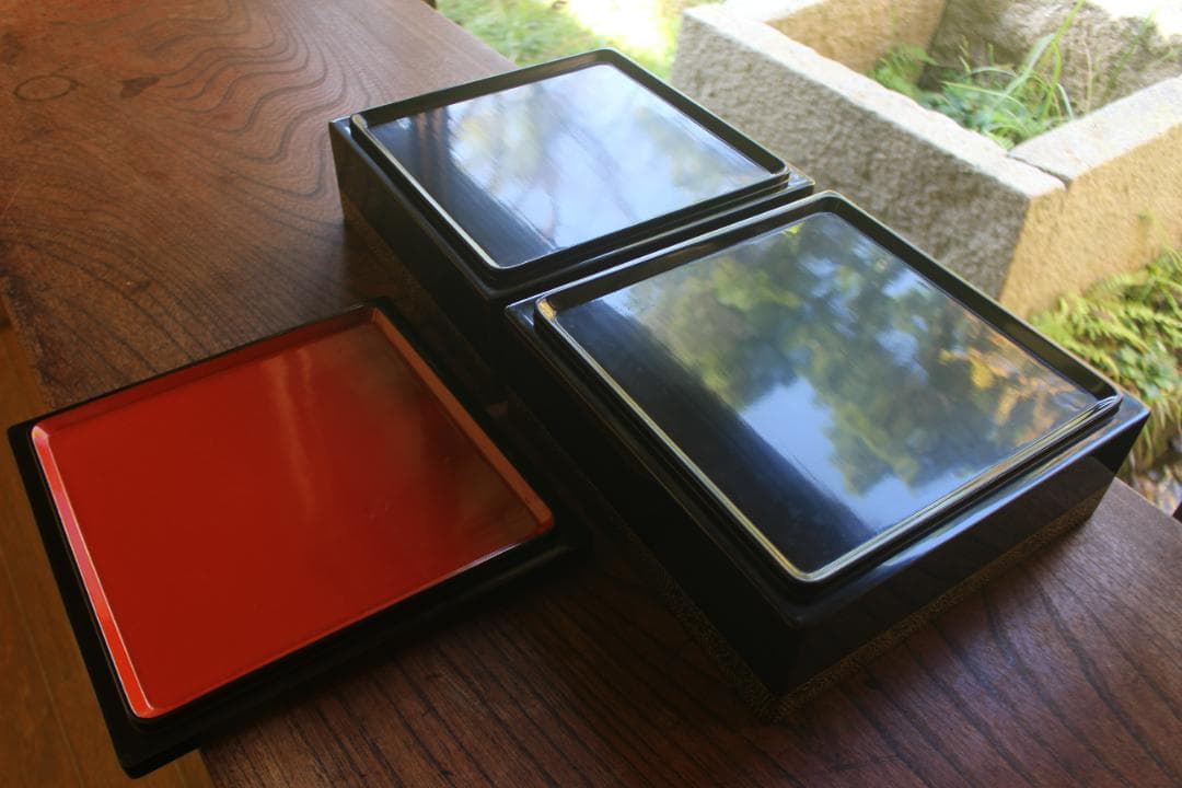 デッドストック！上質内朱黒漆に極上菊沈金の映える台付輪島塗二段重（検重箱お重