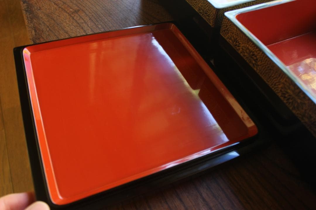 デッドストック！上質内朱黒漆に極上菊沈金の映える台付輪島塗二段重（検重箱お重