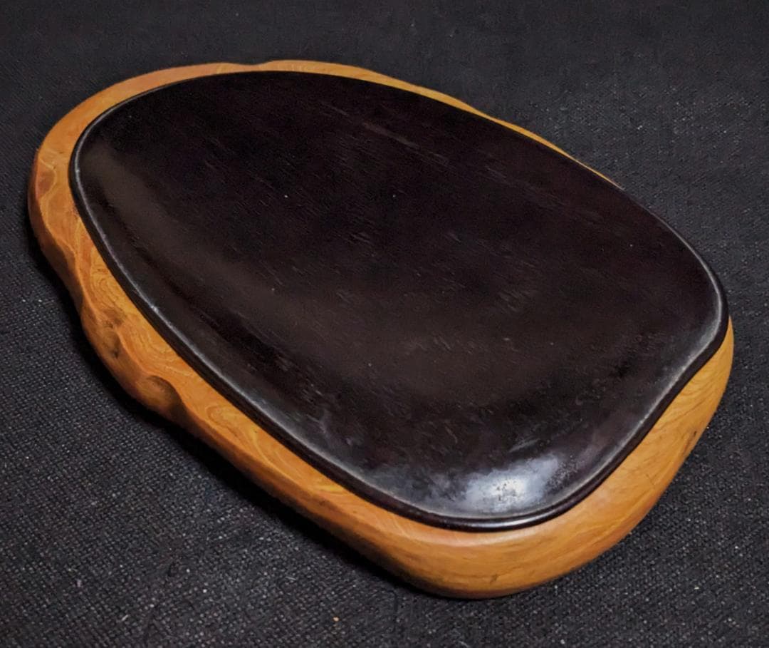 【紅絲硯　紅黄糸紋極美石の天成楕硯】◆九吋大型◆魯硯・時代硯◆上質唐木蓋◆布袋