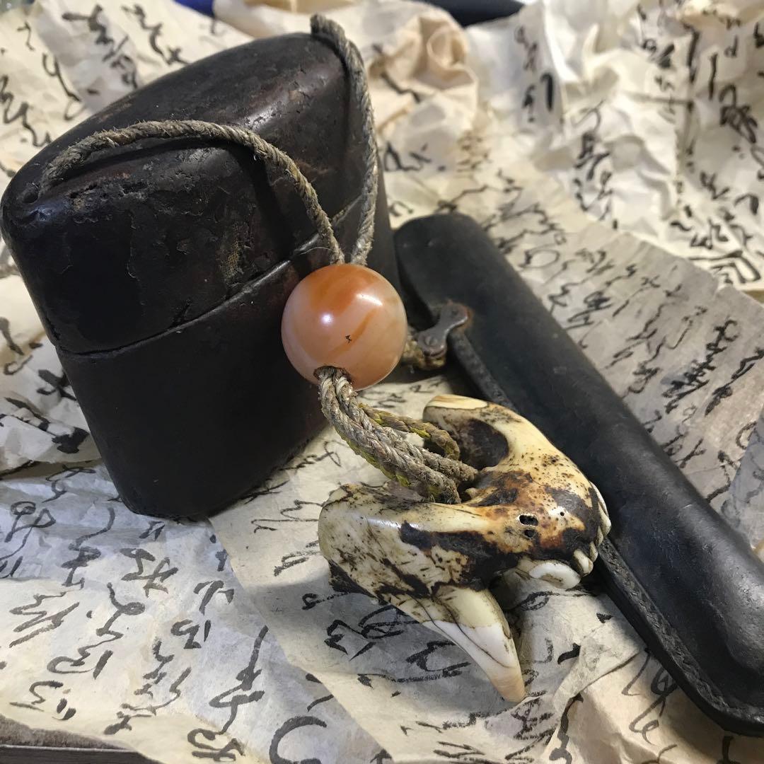 獣牙　根付　呪物　ニホンオオカミ　熊　煙草入れ　キセル　漆　緒締め　玉　メノウ