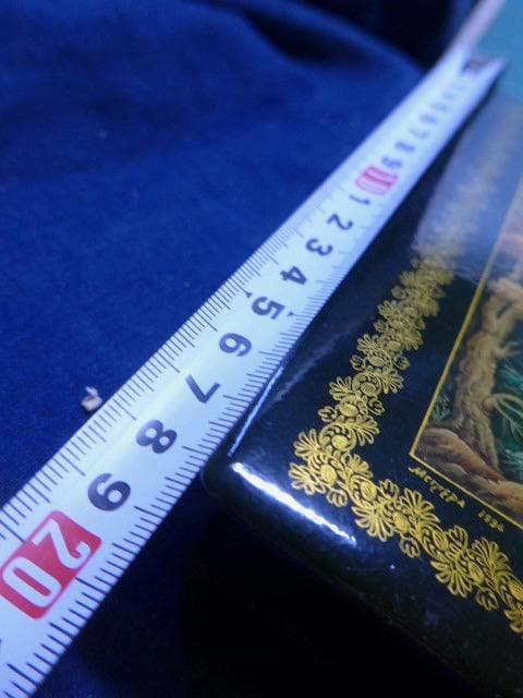 大変貴重なロシアのラッカーミニアチュールの大箱です。手描きです