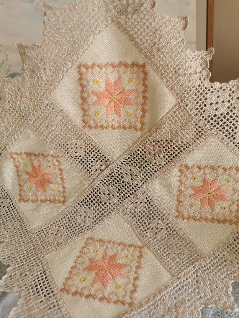 アンティーク北欧 コーラルピンクハーダンガー刺繍＆ベージュクロシェ編リネンクロス