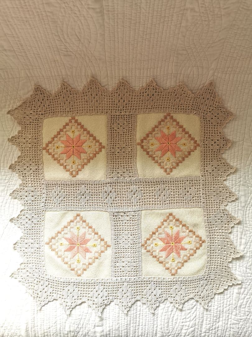 アンティーク北欧 コーラルピンクハーダンガー刺繍＆ベージュクロシェ編リネンクロス