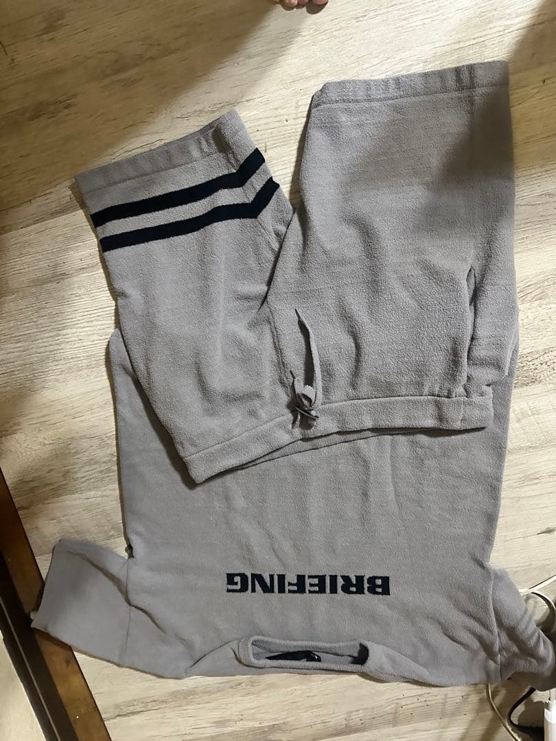 ブリーフィンググレー プリントロゴ 上下