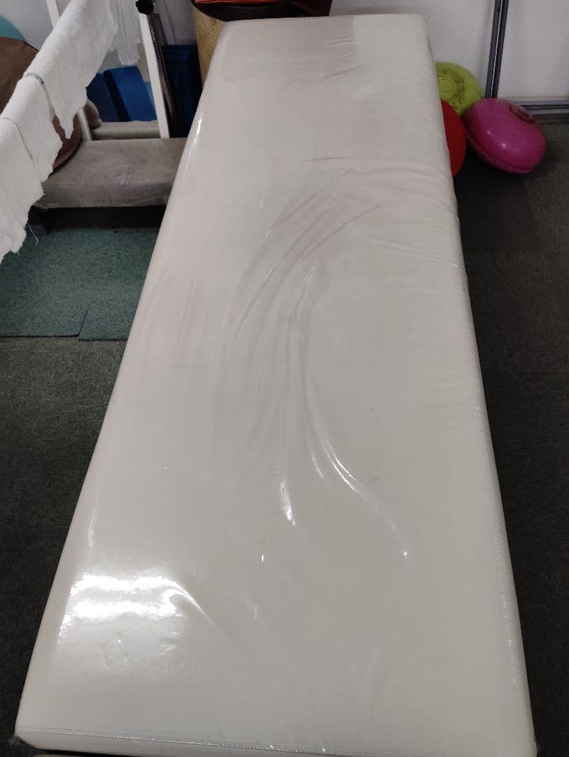 ホワイト 施術ベッドx3